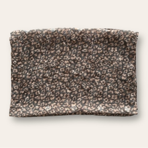 Lug Twist Lightweight Printed Shawl in Leopard Pearl - Picture 4 of 9